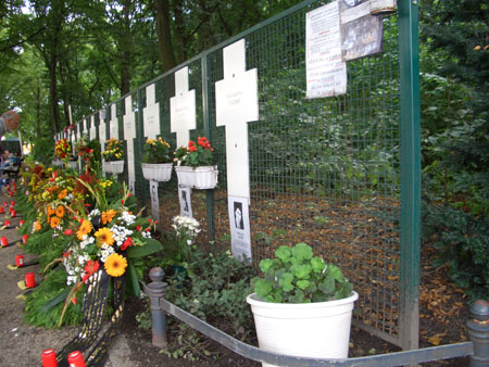 Gedenkkreuze am großen Tor