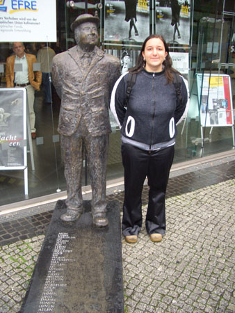 Heinz Rühmann vor dem Filmmuseum