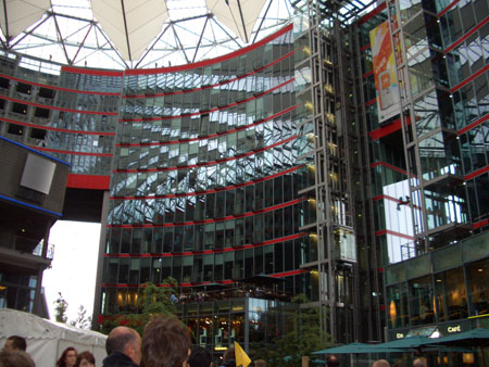 Innenhof Sony Center 1